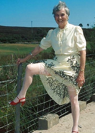 Lovley abuelita de pelo blanco al aire libre
 #3979881