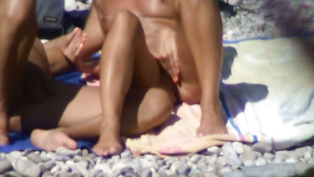 Spiaggia nuda, tette mature, culo
 #14723277