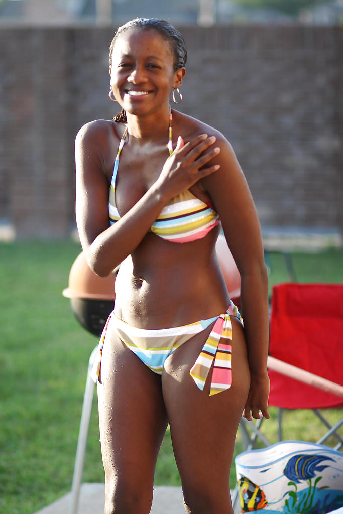 Hermosa chica negra en bikini
 #10595973