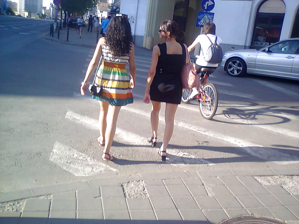 Femme dans la rue en Roumanie #8671249