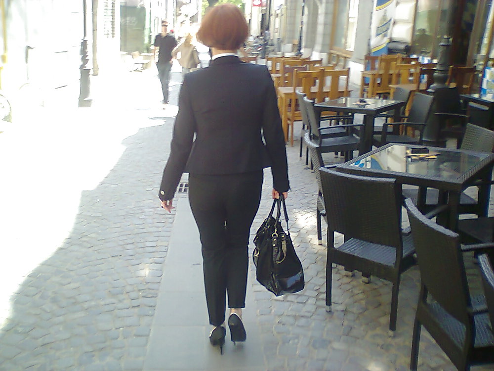 Femme dans la rue en Roumanie #8671254