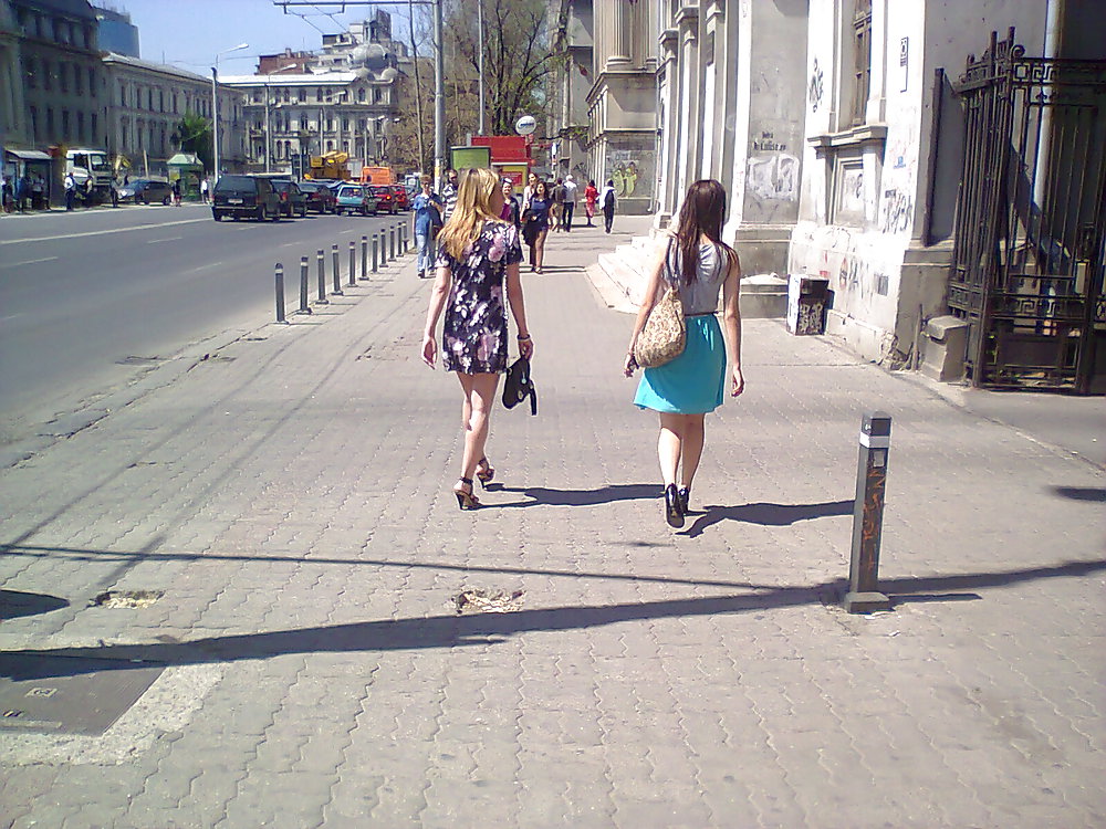Femme dans la rue en Roumanie #8671305