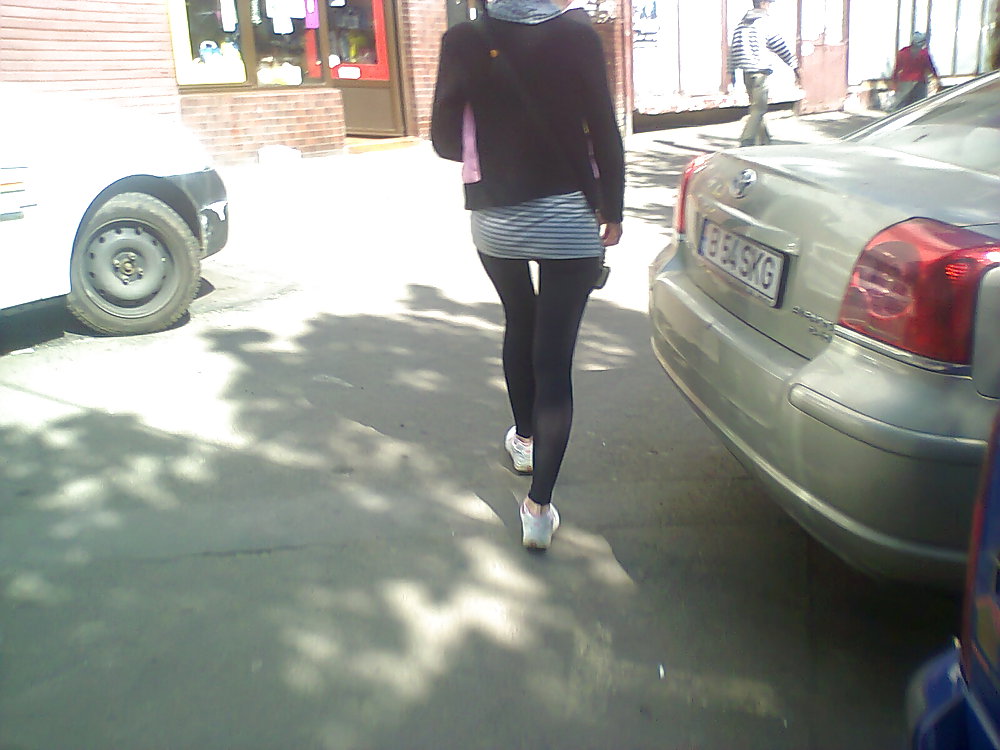Femme dans la rue en Roumanie #8671323