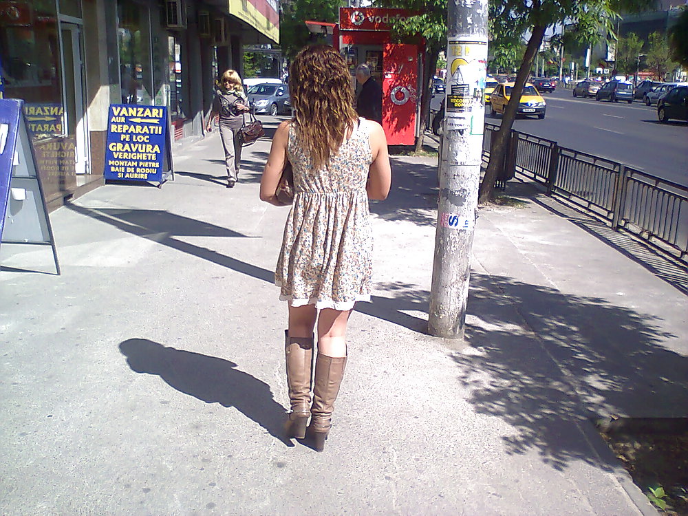 Femme dans la rue en Roumanie #8671334