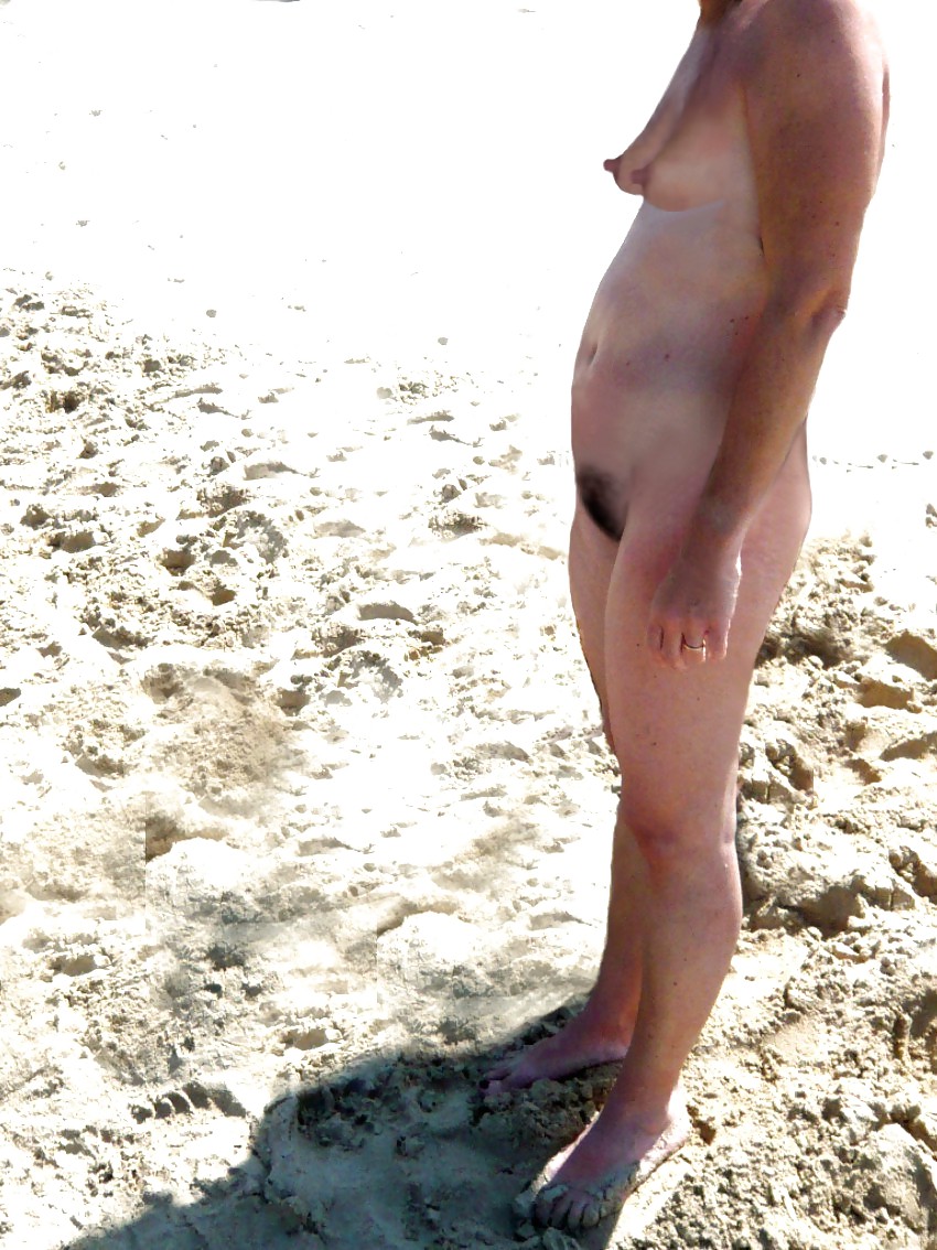 Moglie matura nuda sulla spiaggia
 #18239273