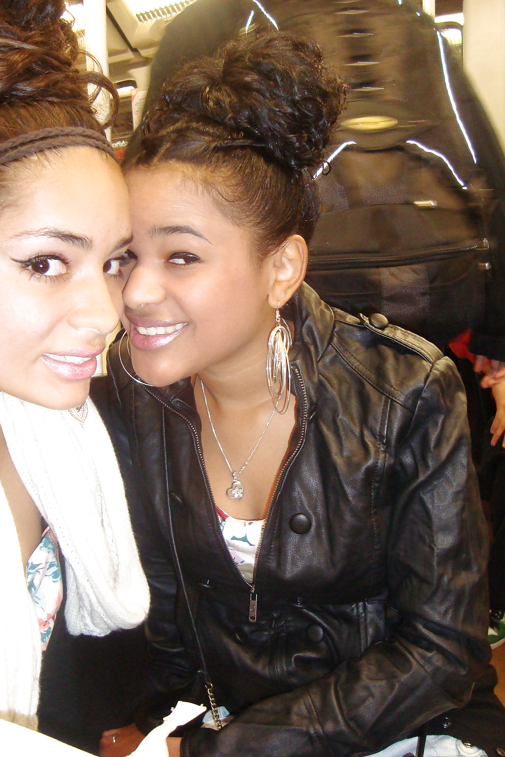 2 amigas latinas #4114532