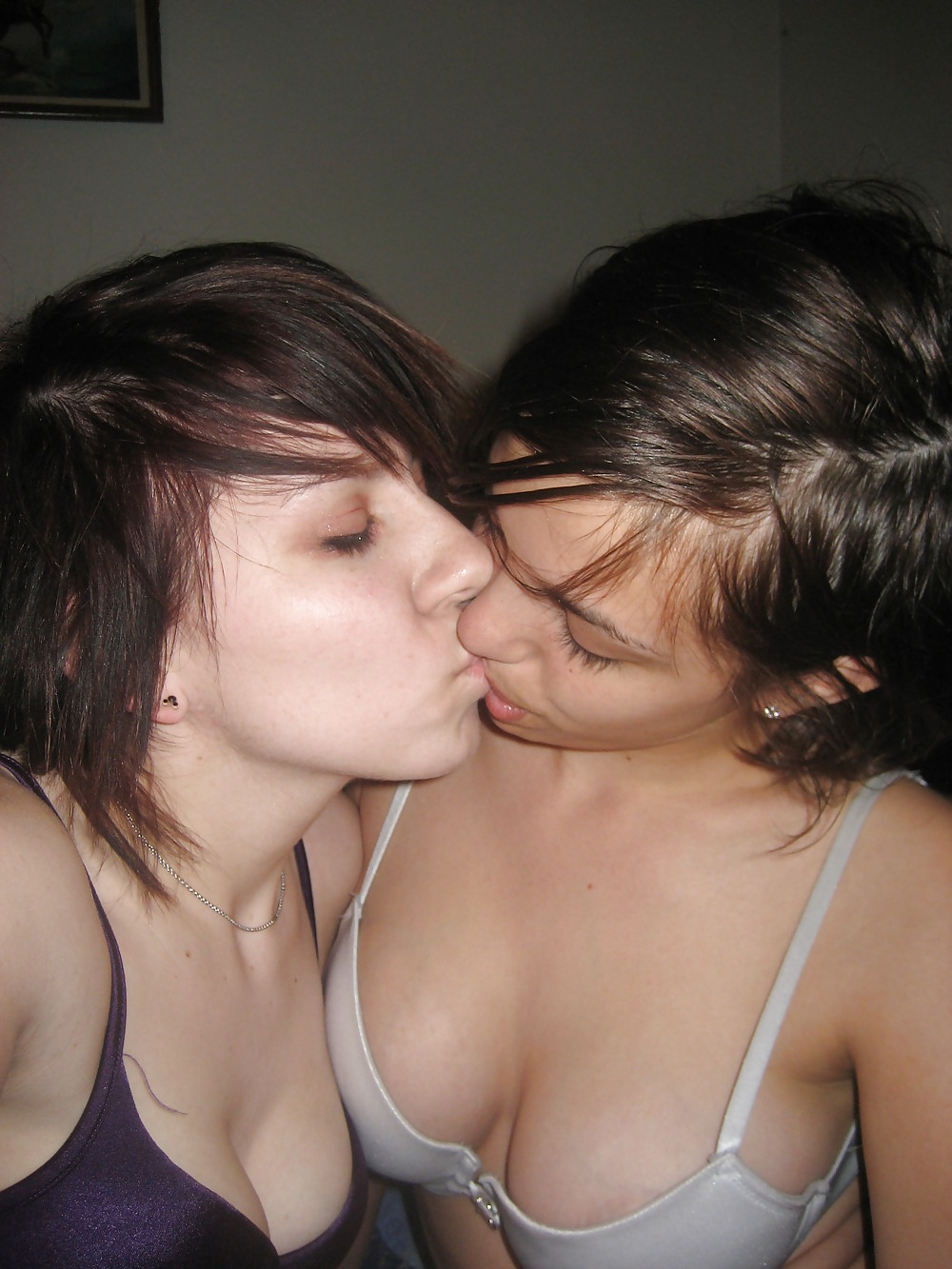 Bellissimo bacio lesbico 4 da troc
 #9994355