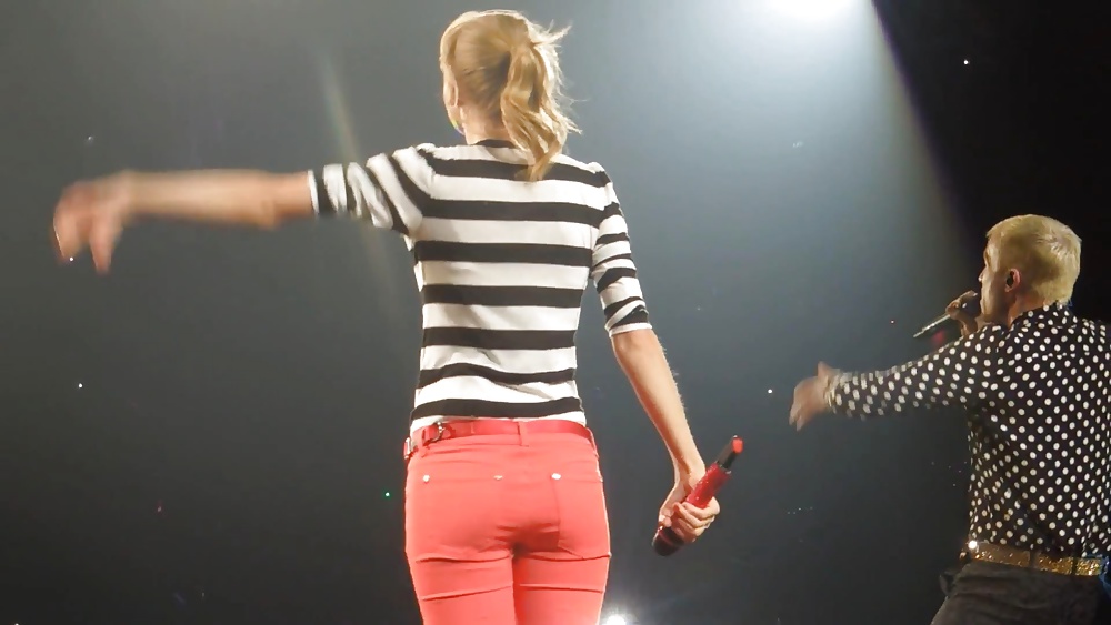 Taylor swinft en jeans ajustados mostrando el culo
 #21897444