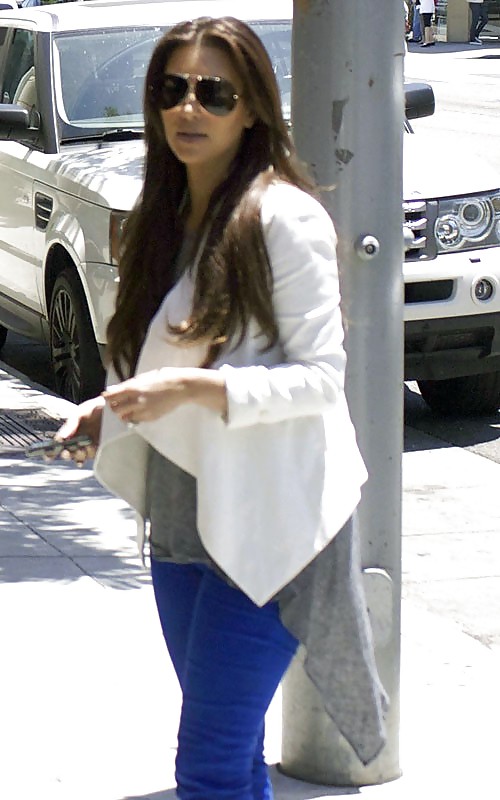 Kim Kardashian lunching in Beverly Hills v #5634360