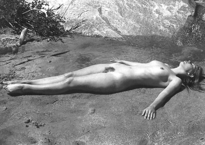 Nudistas naturistas flash público al aire libre - blanco y negro 3
 #9826069