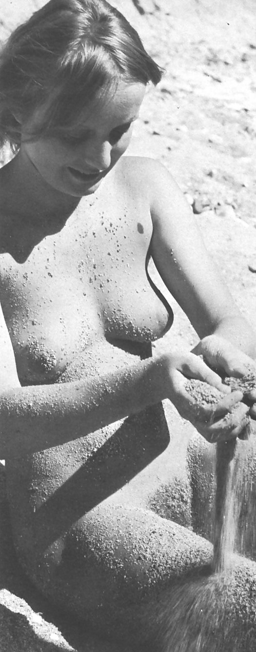 Nudisti naturisti pubblico all'aperto flash - bianco e nero 3
 #9826219