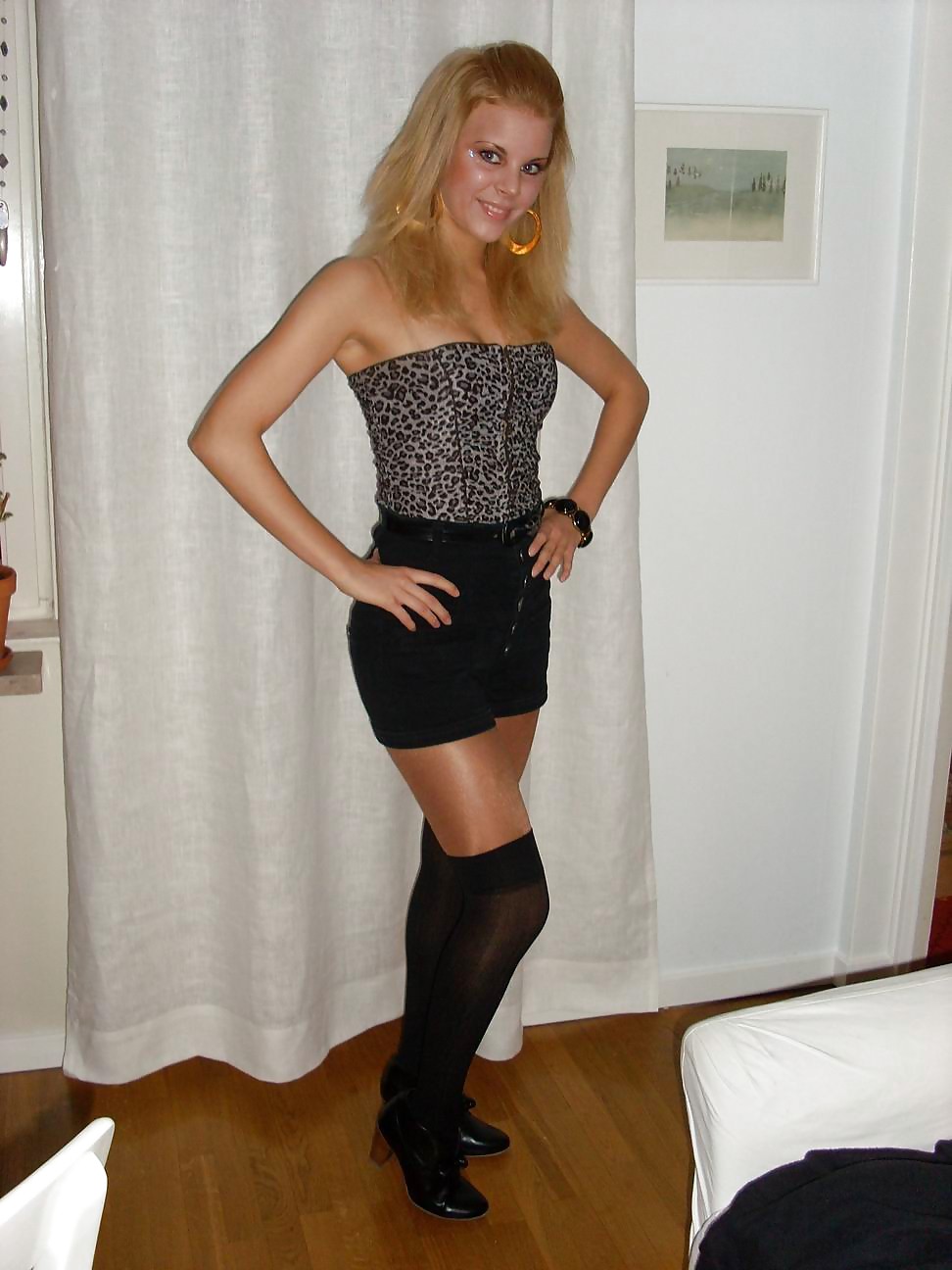 Some tan colored pantyhose #8314199