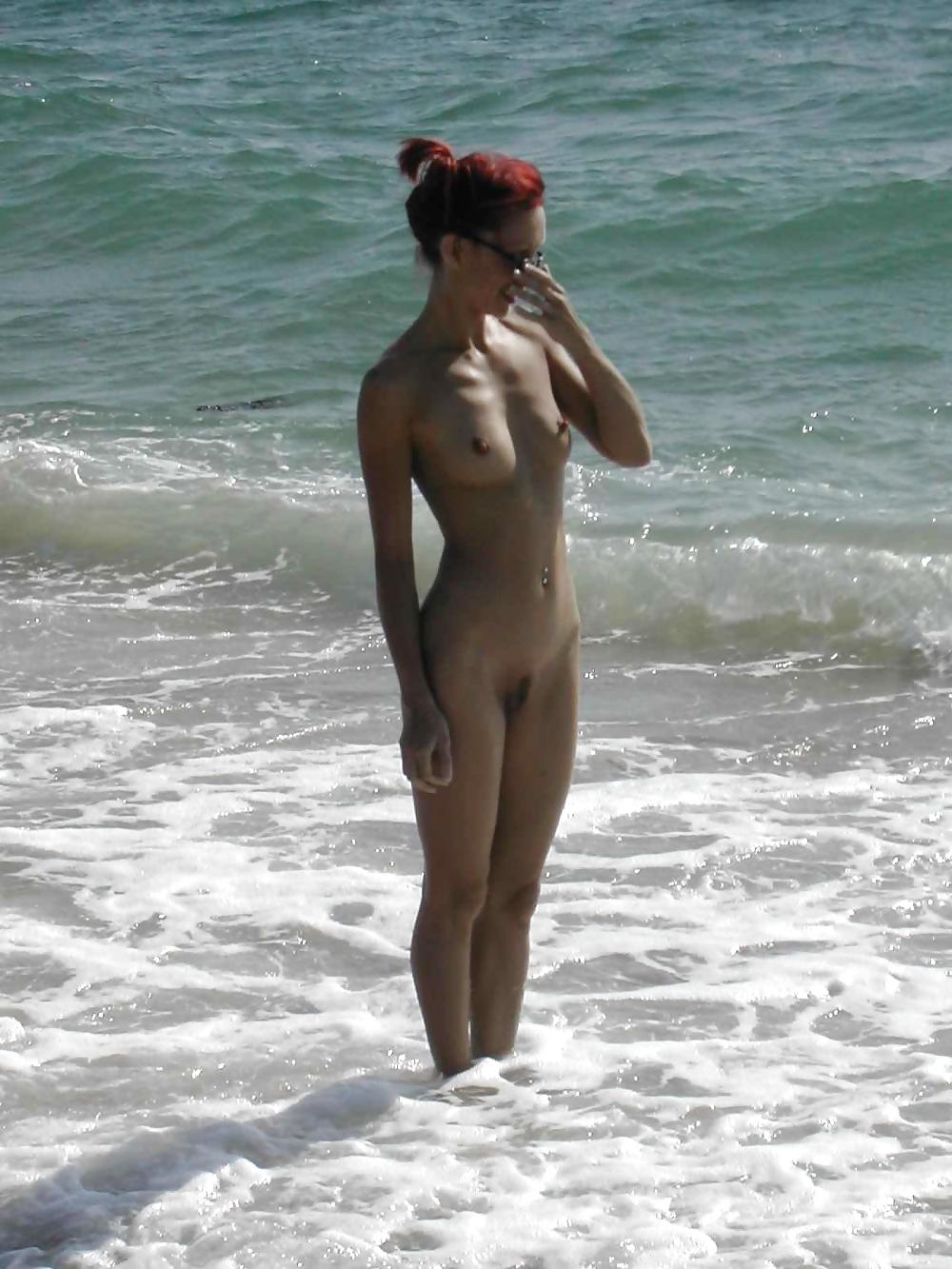 Divertimento sulla spiaggia nudista
 #2774224