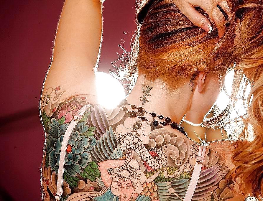 刺青とセクシーな女性
 #5162010