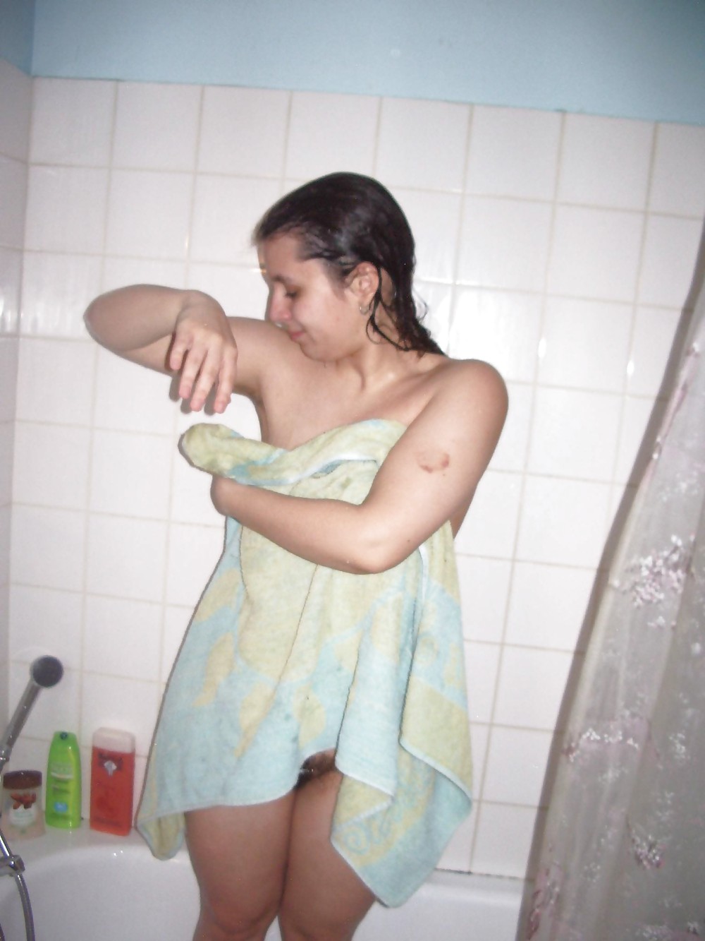 Joven gordita francesa posando para su novio
 #7554326