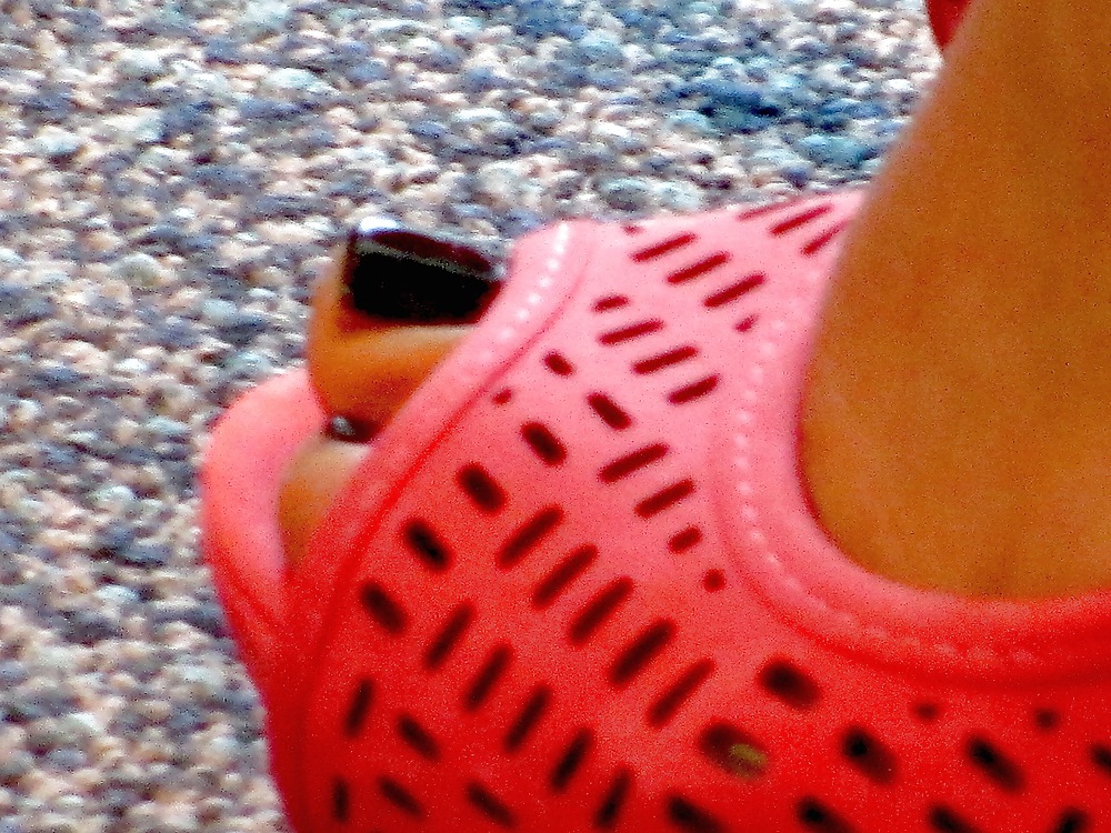 Fetiche de pies: dedos de los pies femeninos en el aeropuerto
 #7952610
