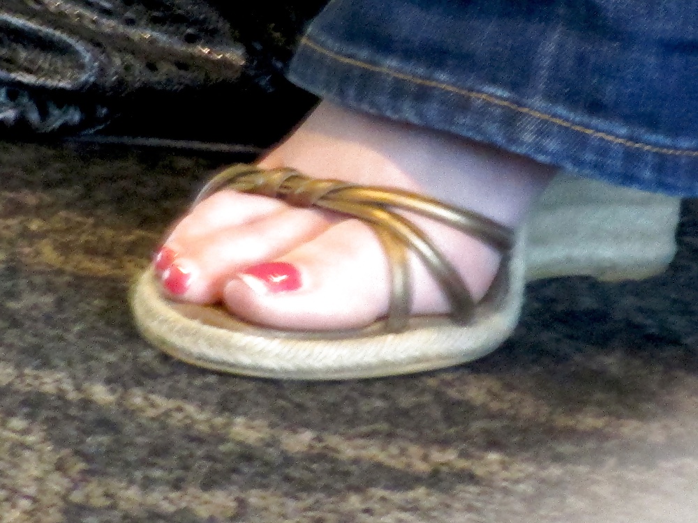 Fetiche de pies: dedos de los pies femeninos en el aeropuerto
 #7952626