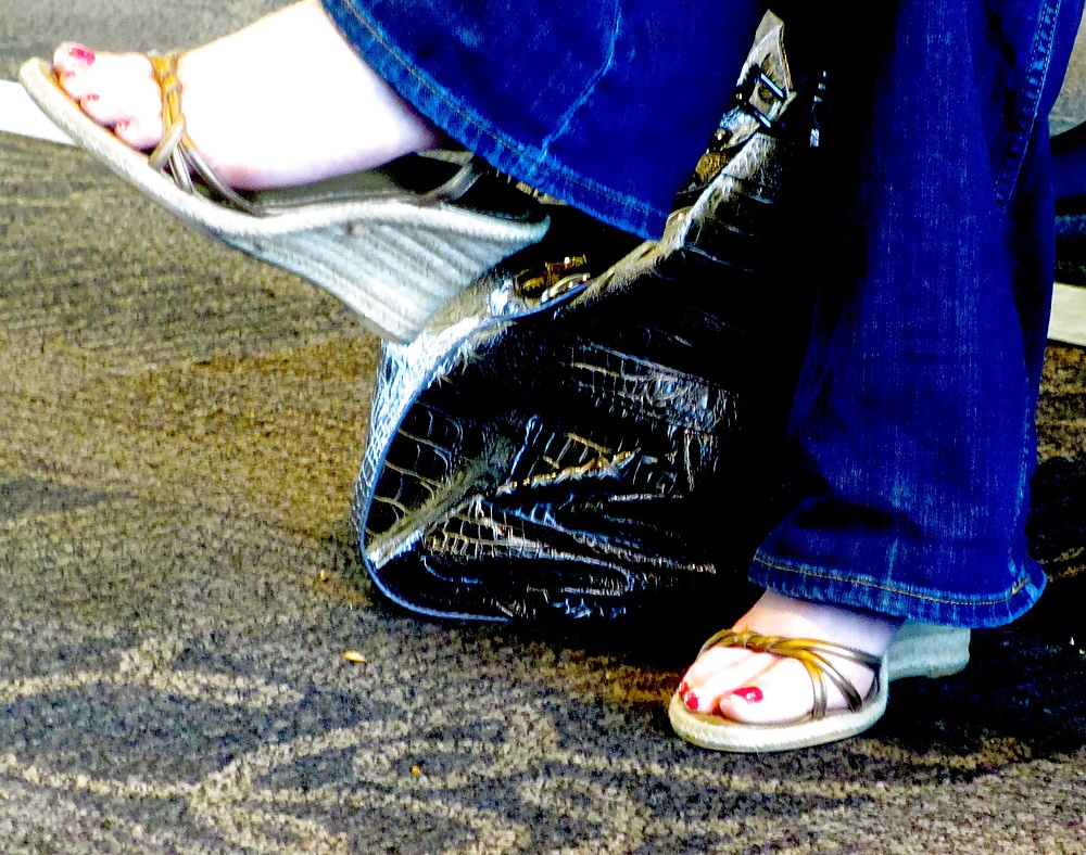 Feticismo dei piedi: dita femminili all'aeroporto
 #7952636
