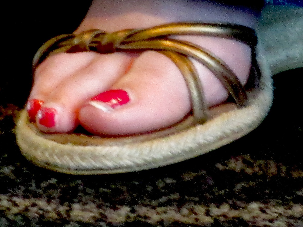 Fetiche de pies: dedos de los pies femeninos en el aeropuerto
 #7952645