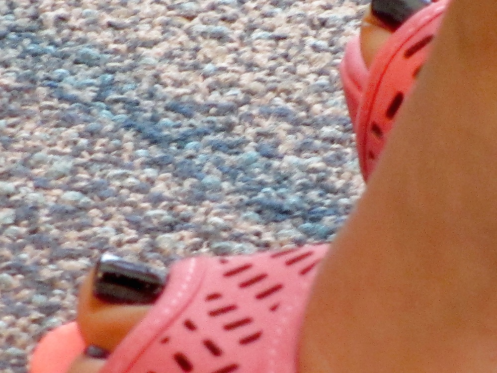 Fetiche de pies: dedos de los pies femeninos en el aeropuerto
 #7952663