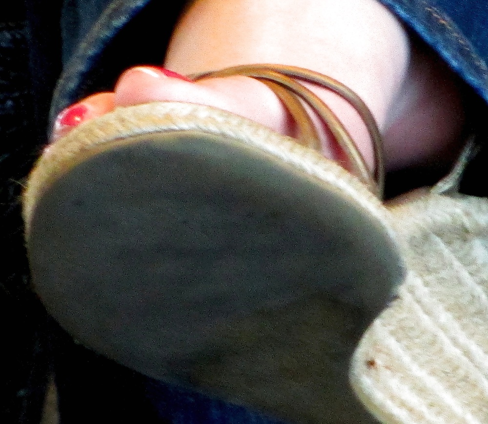Fetiche de pies: dedos de los pies femeninos en el aeropuerto
 #7952746