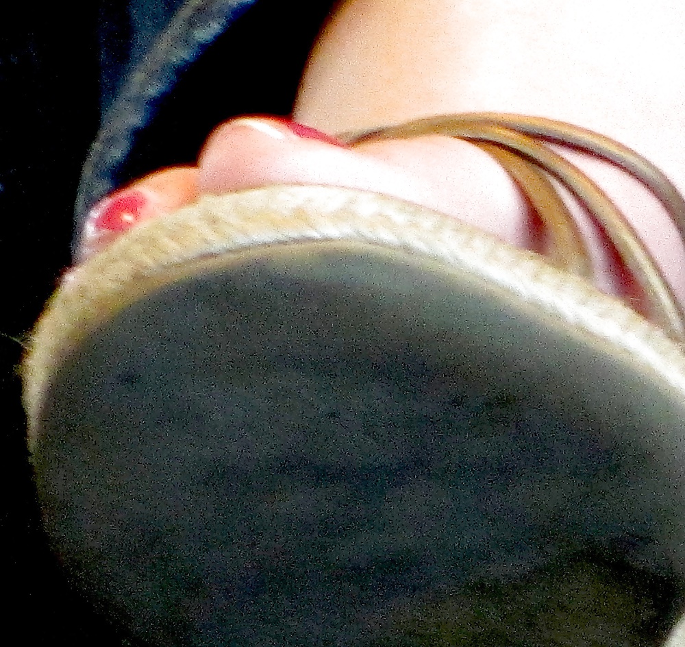 Fetiche de pies: dedos de los pies femeninos en el aeropuerto
 #7952797
