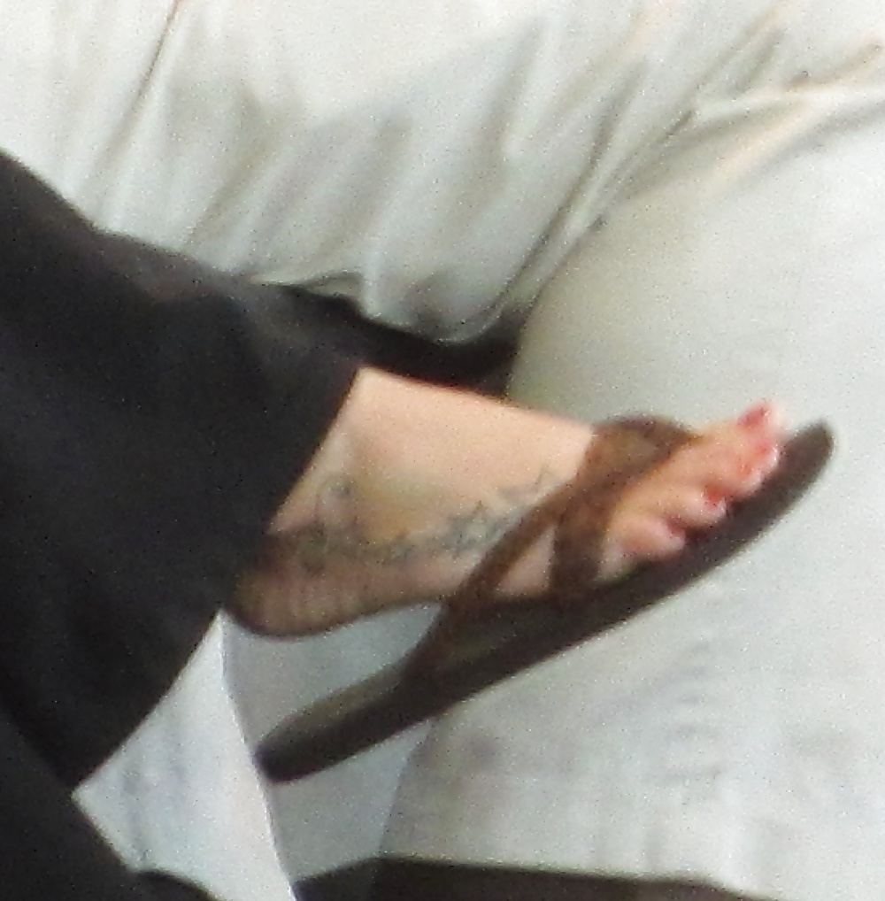 Feticismo dei piedi: dita femminili all'aeroporto
 #7952819