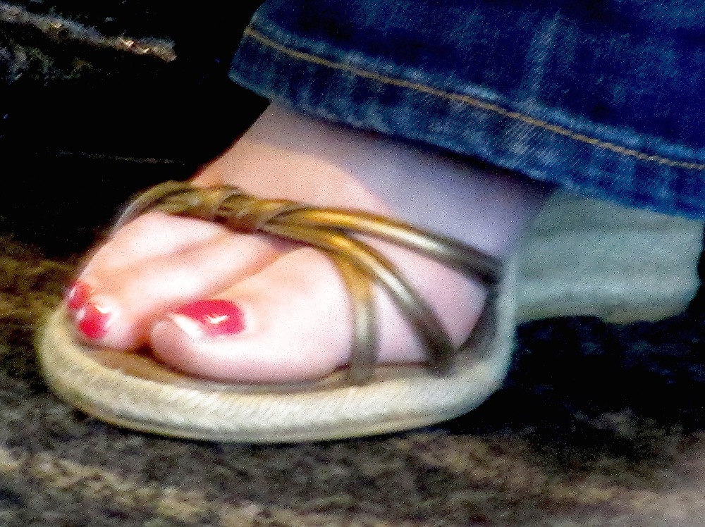 Fetiche de pies: dedos de los pies femeninos en el aeropuerto
 #7952829