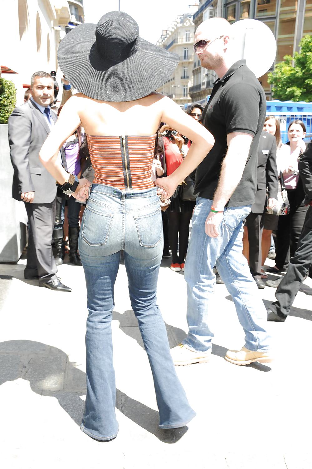 Nicole Scherzinger cleavy in jeans (arse shots) out in Paris #4103837