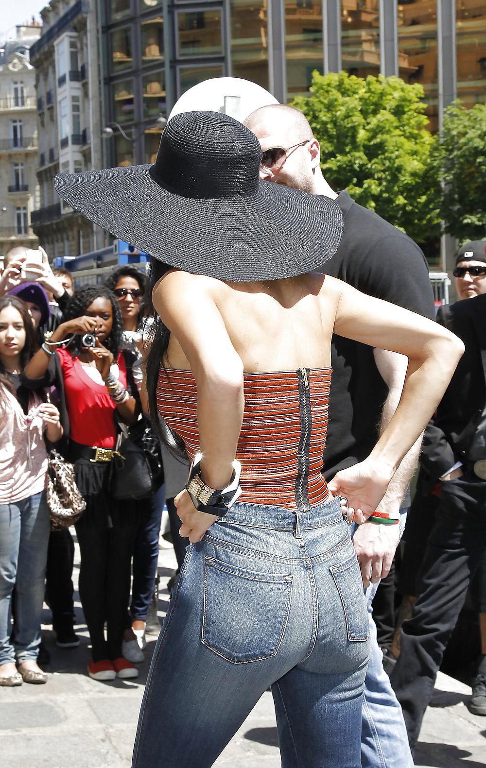 Nicole Scherzinger cleavy in jeans (arse shots) out in Paris #4103894