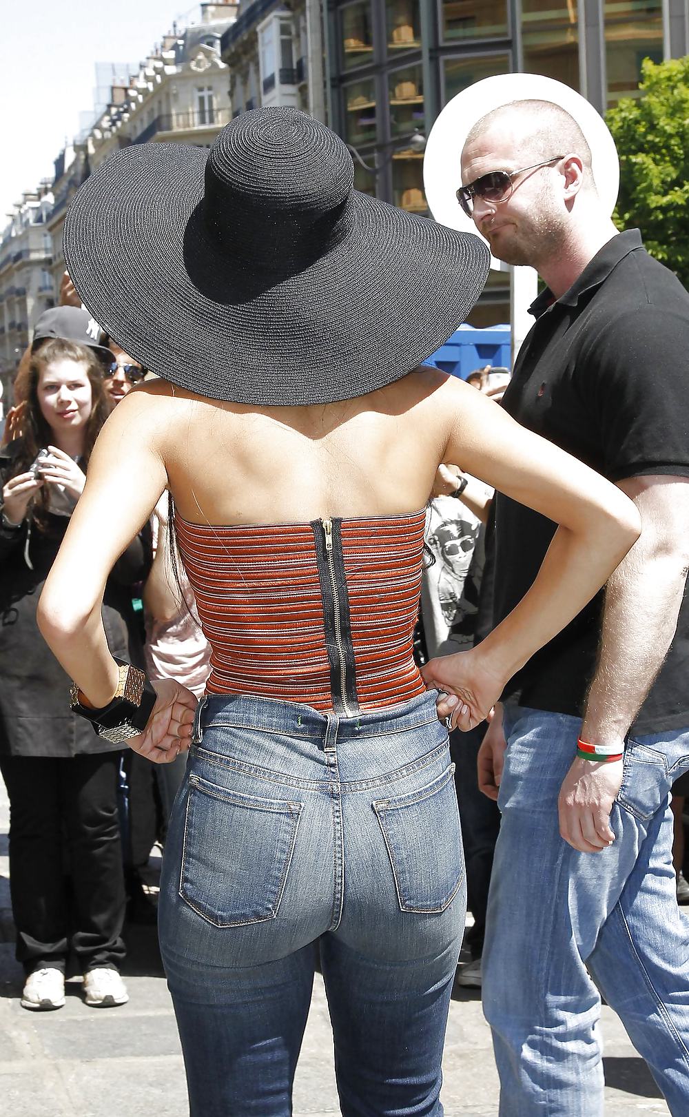 Nicole Scherzinger cleavy in jeans (arse shots) out in Paris #4103966