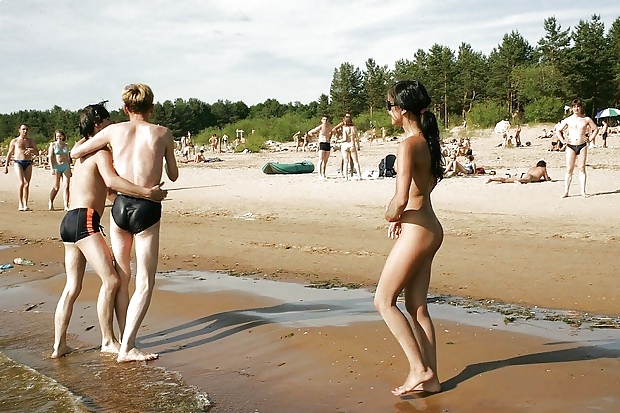 Exhibición de jóvenes desnudos en una playa pública
 #12072087