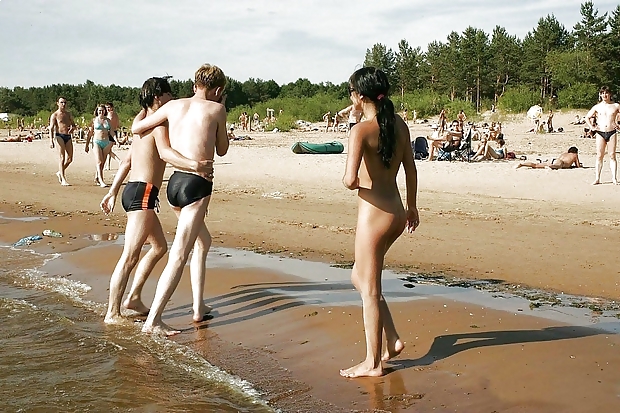 Exhibición de jóvenes desnudos en una playa pública
 #12072111