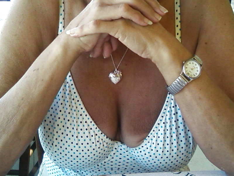 Peek at tits #19167048