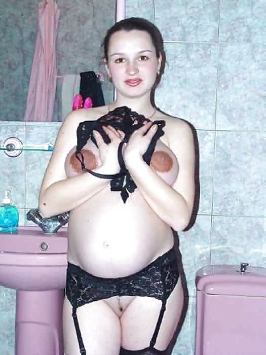 Bella bruna incinta che gioca con il suo dildo
 #5603551