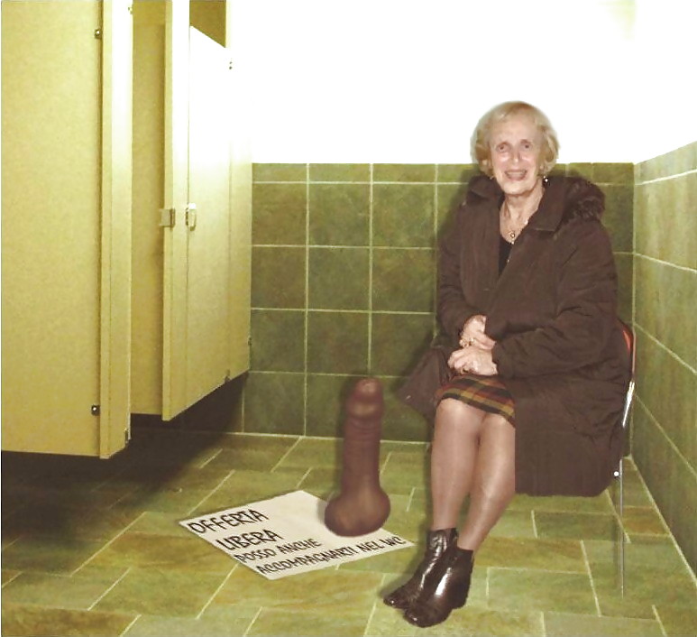 Meine Oma Bei Der Arbeit In Einer öffentlichen Toilette Gebraten #14074757