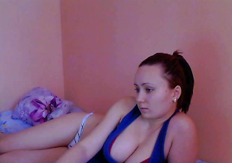 Chica serbia con curvas en la webcam
 #18939395
