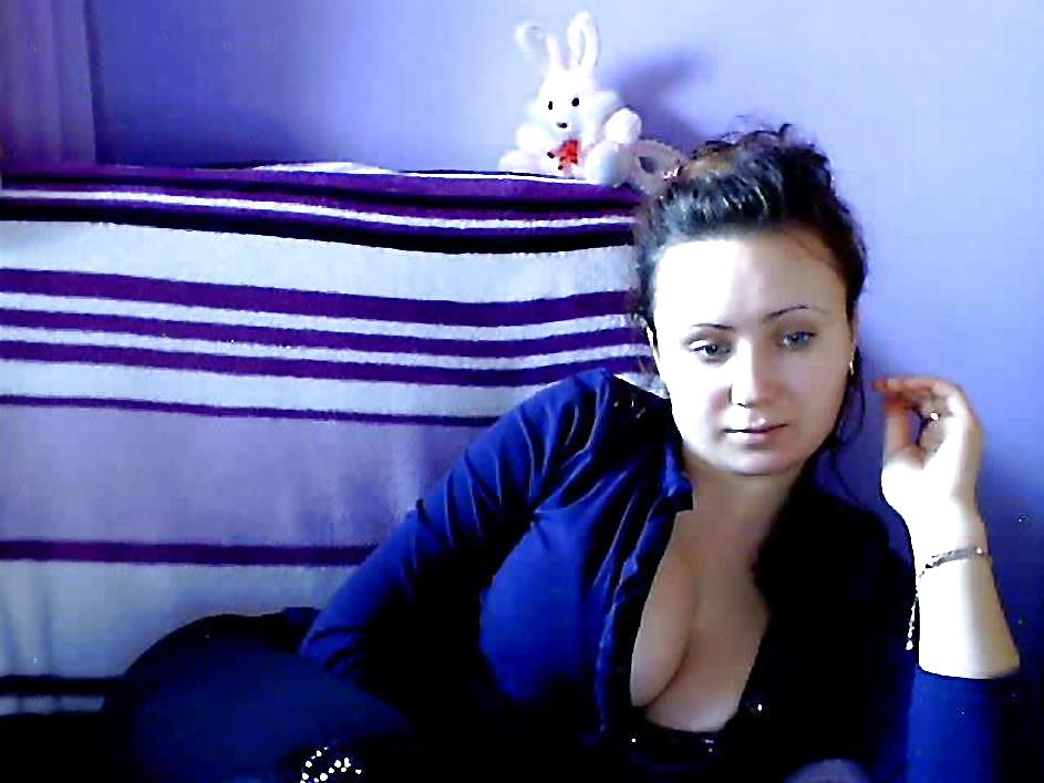 Chica serbia con curvas en la webcam
 #18939420