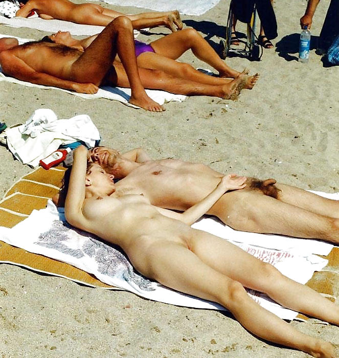 Spiaggia nudista adolescenti
 #1920769