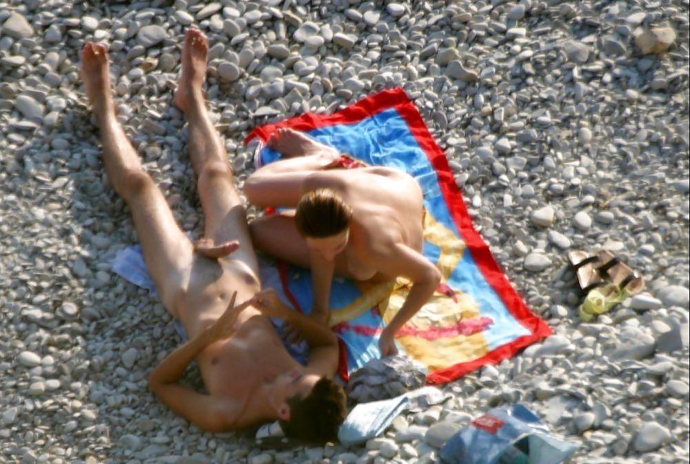 Jóvenes nudistas en la playa
 #1921008