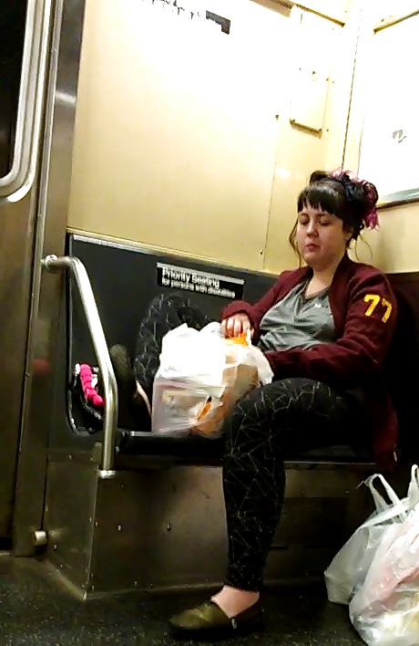 New York Subway Mädchen - Brustwarzen Und Chips #18586874