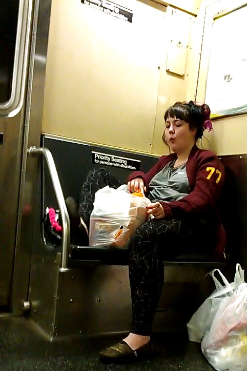 New York Subway Mädchen - Brustwarzen Und Chips #18586878