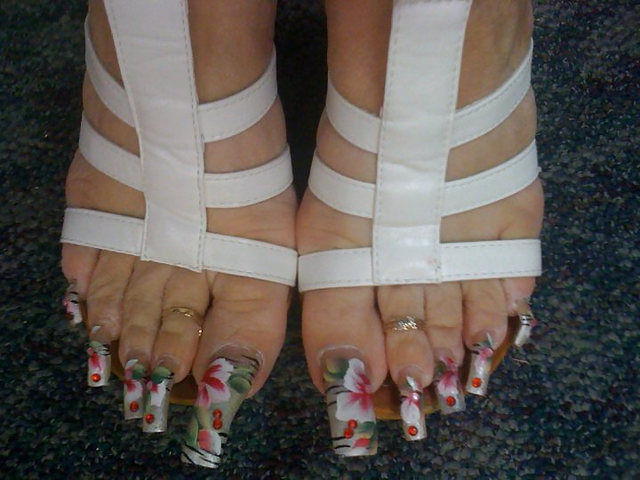 Todos los dedos de los pies y las uñas largas 
 #6854650
