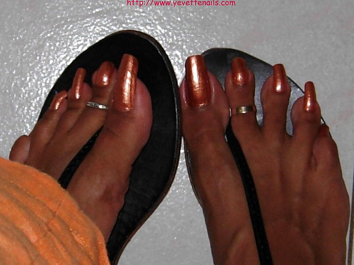 Todos los dedos de los pies y las uñas largas 
 #6854860