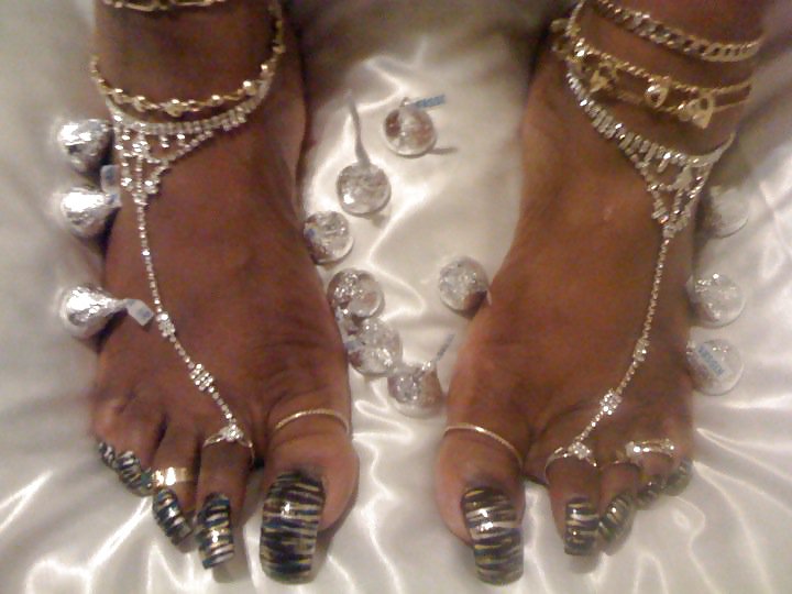 Todos los dedos de los pies y las uñas largas 
 #6854909