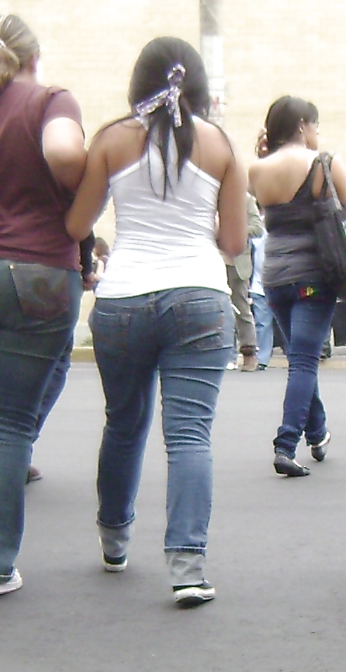CHAVAS SALIENDO DE PREPA #5243216