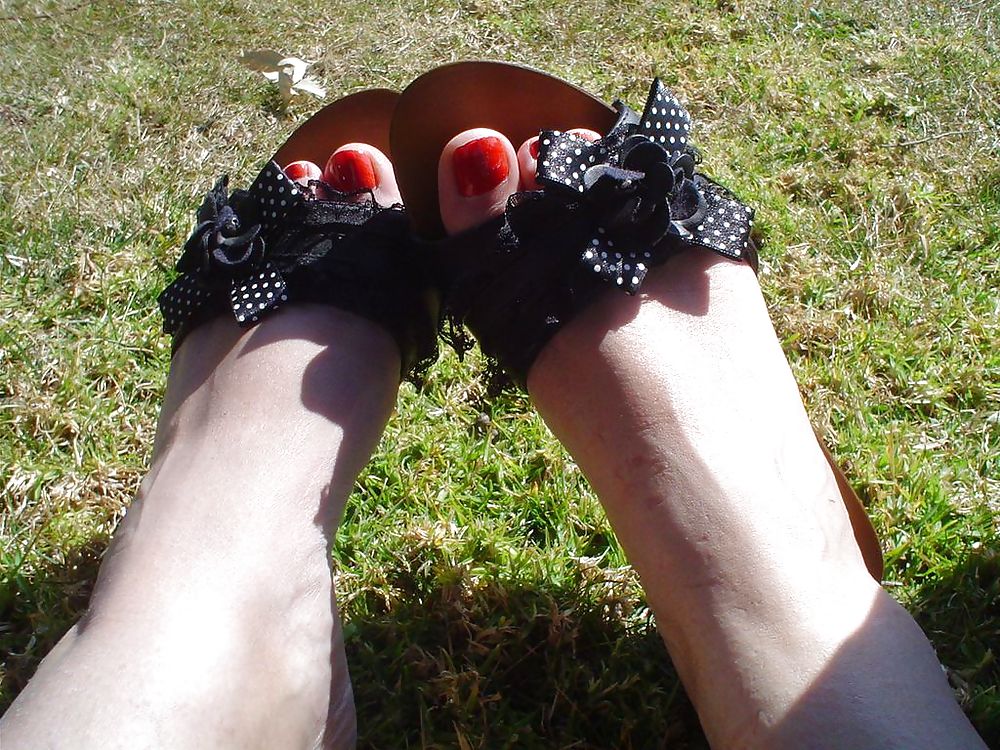 綺麗な赤い足と靴
 #22769139