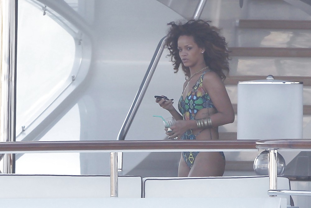Rihanna en un yate en traje de baño en Francia
 #5935582