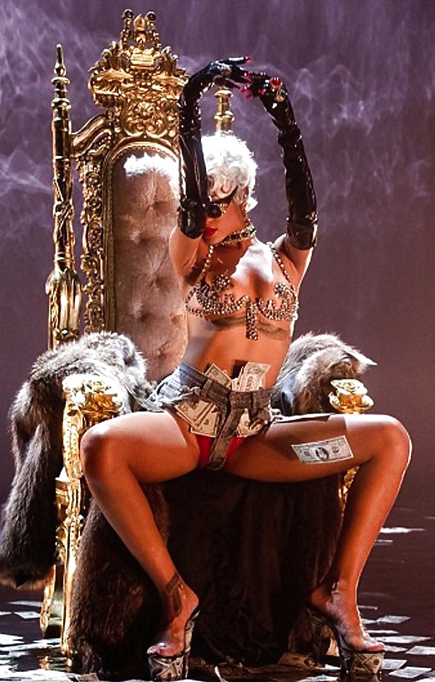 Rihanna : Sexy ASS in Fishnet Lingerie - Ameman #20145828