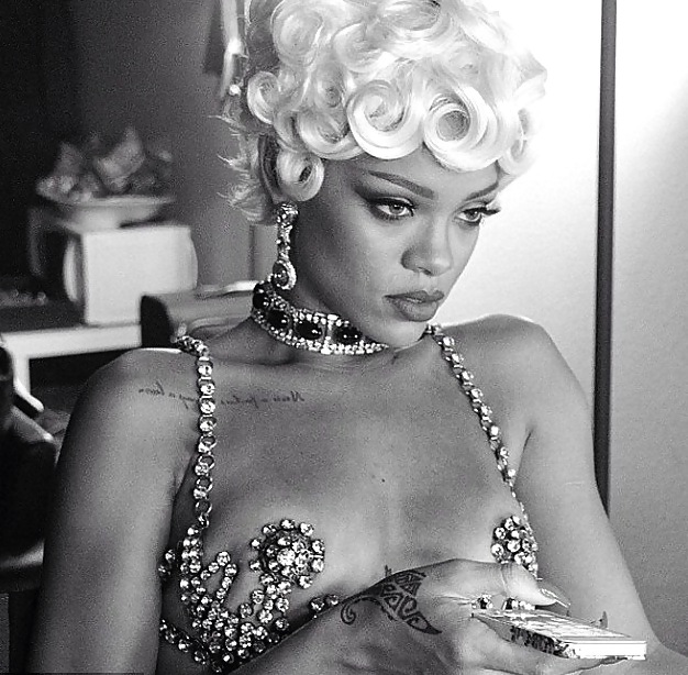 Rihanna : Sexy ASS in Fishnet Lingerie - Ameman #20145843